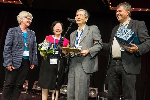 Sow-Hsin receiving award at Banquet